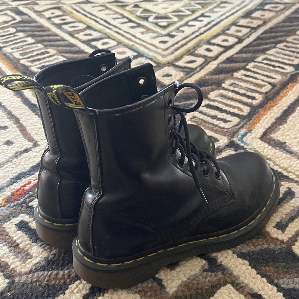 Women’s black classic Dr. Martens lace up leather boot doc the original 1460